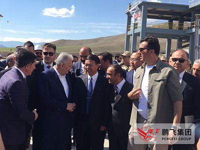 总裁王家安、土耳其总理耶尔德勒姆共同出席Ayx爱游戏
集团在土耳其承建的3000td水泥生产线剪彩仪式，并亲切交谈